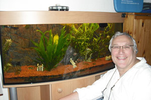 Herr Jünemann vor dem heimischen Aquarium