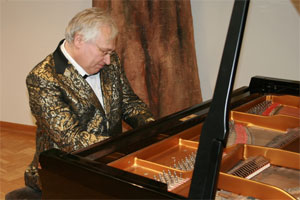 Udo Jünemann spielt auf dem Klavier