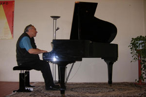 Herr Jünemann am Piano